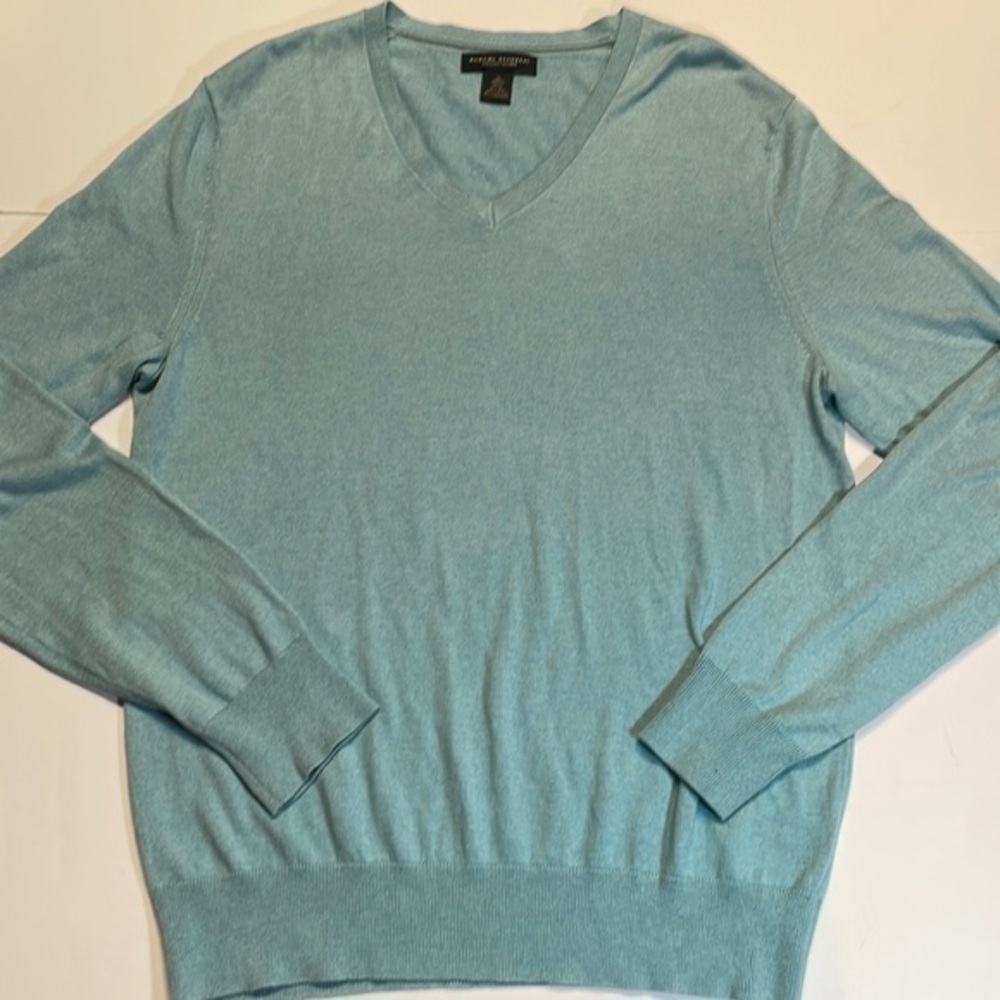 Banana Republic men’s luxury blend V-neck sweater. Size M.